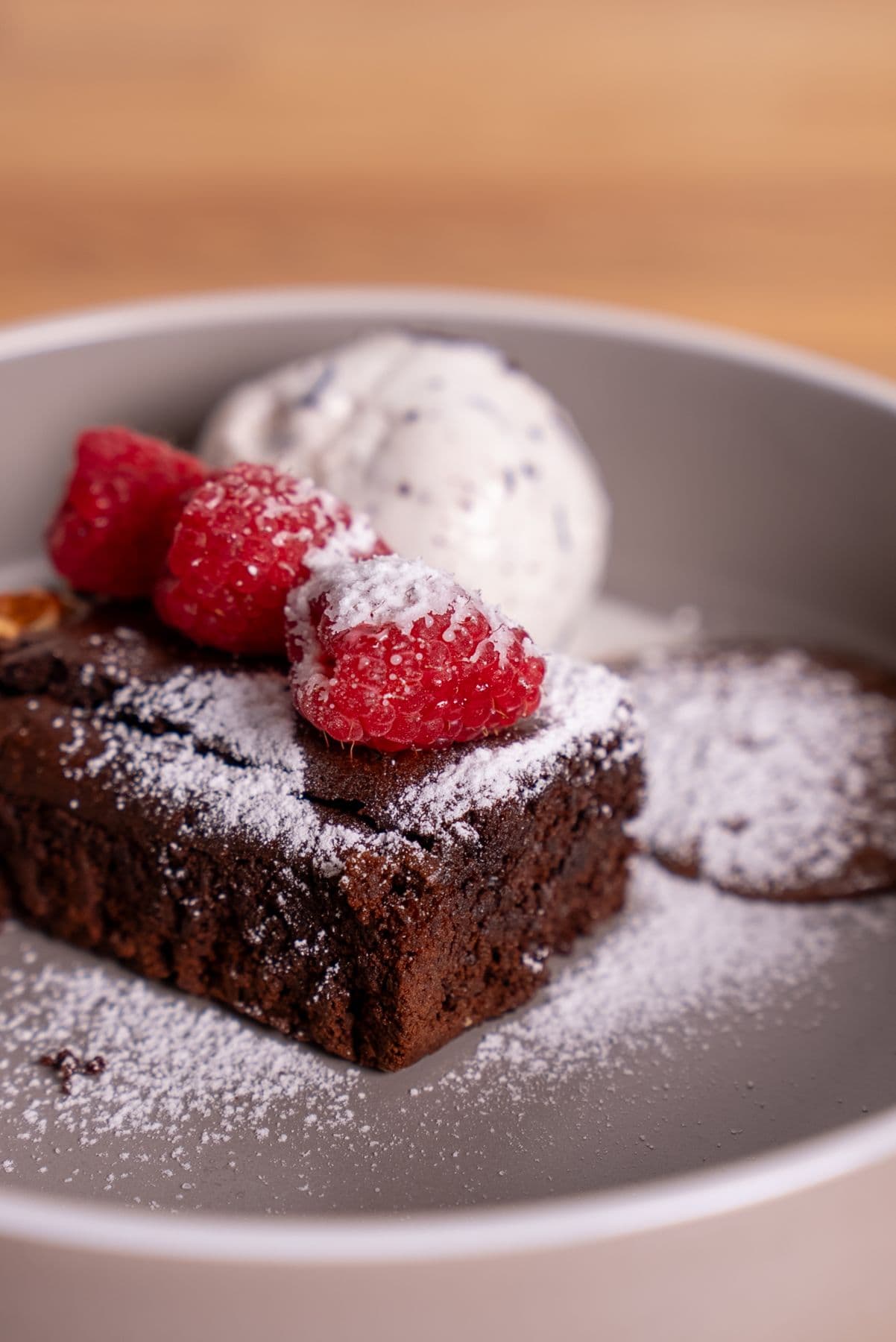 Brownie casero con nueces, helado y frambuesas en Mango Beach House, Torrevieja