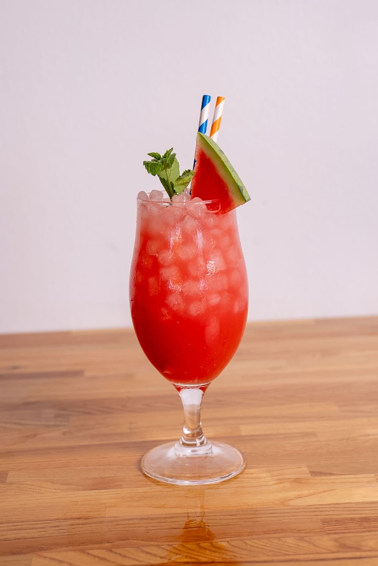 Cóctel rojo refrescante con sandía en Mango Beach House, Torrevieja