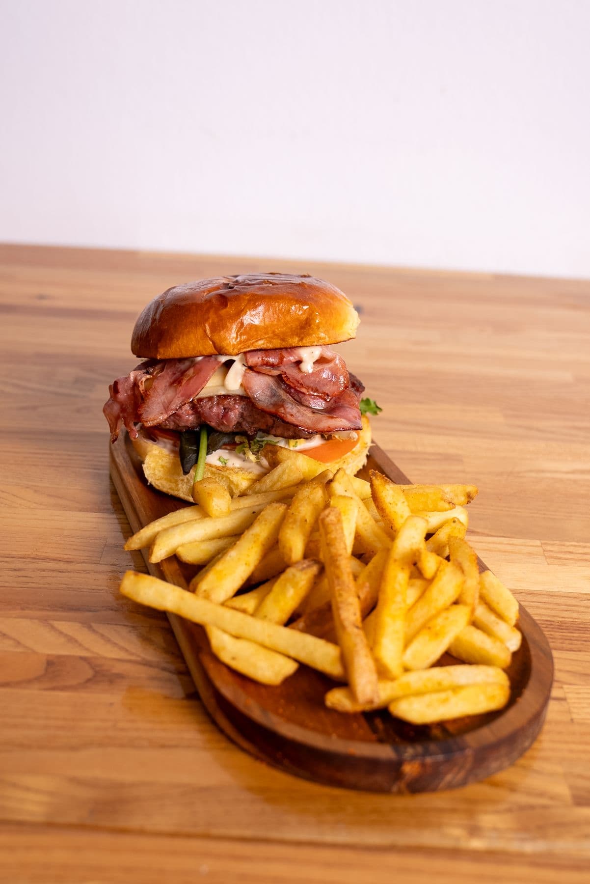 Hamburguesa de ternera con beicon y patatas fritas en Mango Beach House, Torrevieja