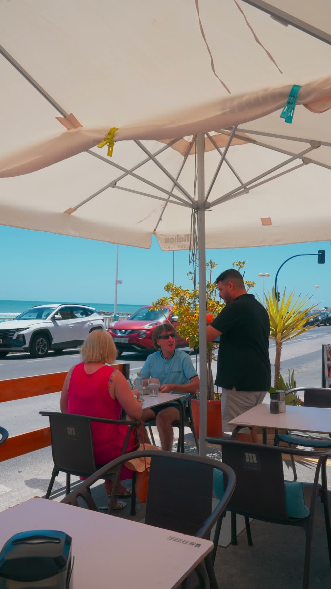Terraza al sol de Mango Beach House con vistas a Playa de los Locos, Torrevieja