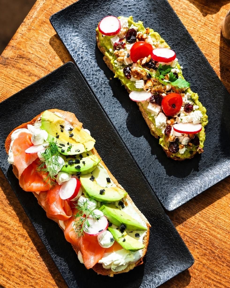 Tostadas de aguacate y salmón ahumado en Mango Beach House, Torrevieja